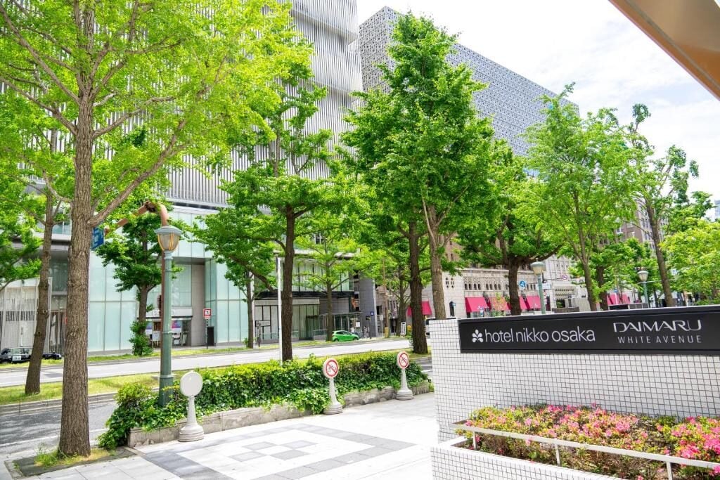 心齋橋交通最方便住宿大阪日航酒店，門口有利木津巴士直達關西機場，地鐵站 8 號出口直結免扛行李