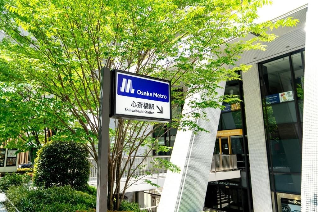 心齋橋交通最方便住宿大阪日航酒店，門口有利木津巴士直達關西機場，地鐵站 8 號出口直結免扛行李
