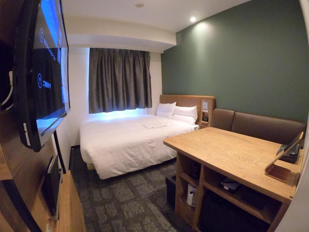 交通方便的心齋橋 VIA INN 飯店，鄰近心齋橋站 7 號出口手扶梯，位於 OPA 百貨後方鬧中取靜