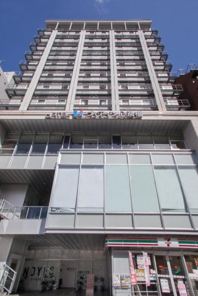 交通方便的心齋橋 VIA INN 飯店，鄰近心齋橋站 7 號出口手扶梯，位於 OPA 百貨後方鬧中取靜